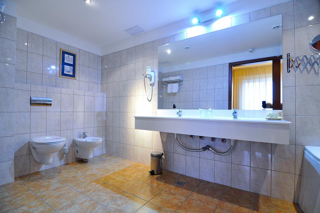 Hotel Maxim Oradea Εξωτερικό φωτογραφία