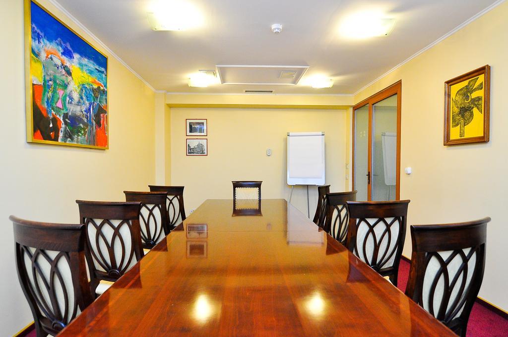 Hotel Maxim Oradea Εξωτερικό φωτογραφία