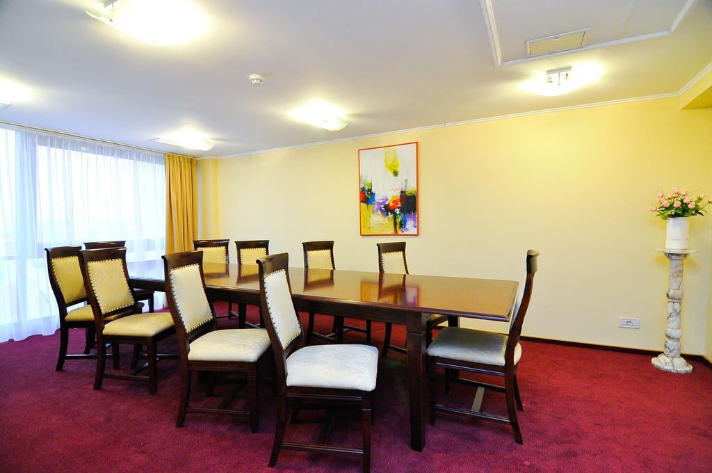 Hotel Maxim Oradea Εξωτερικό φωτογραφία