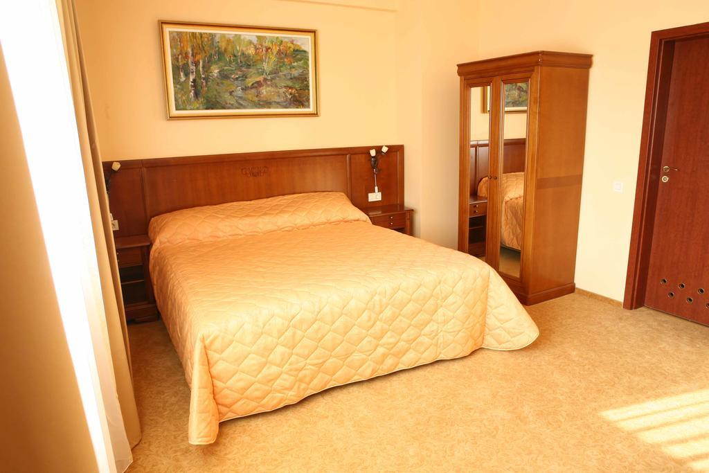 Hotel Maxim Oradea Εξωτερικό φωτογραφία