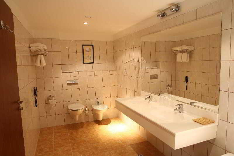 Hotel Maxim Oradea Εξωτερικό φωτογραφία